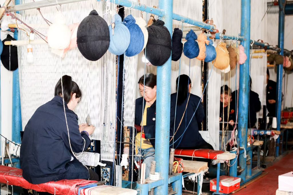 Artisans working at the loom